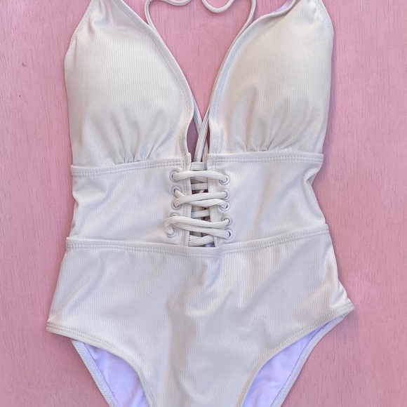 please check out my website at flawlizzfashion.com - Picture 2 of 8